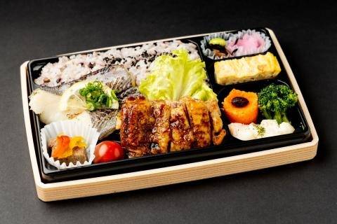 【十六穀米のボリューム弁当】①甘辛特製ダレの鶏香味焼と季節の魚の西京焼き
